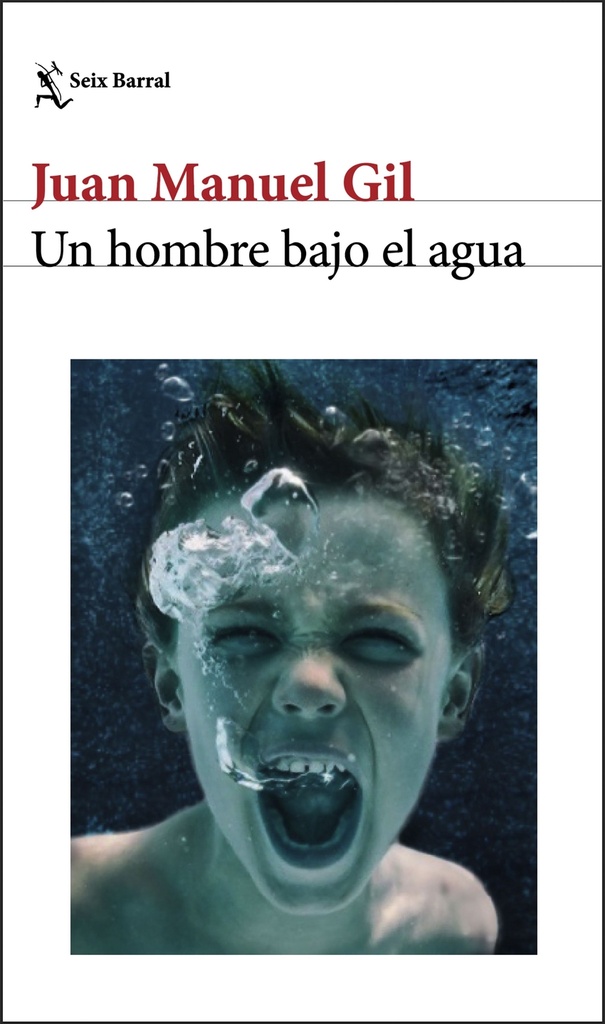 Un hombre bajo el agua